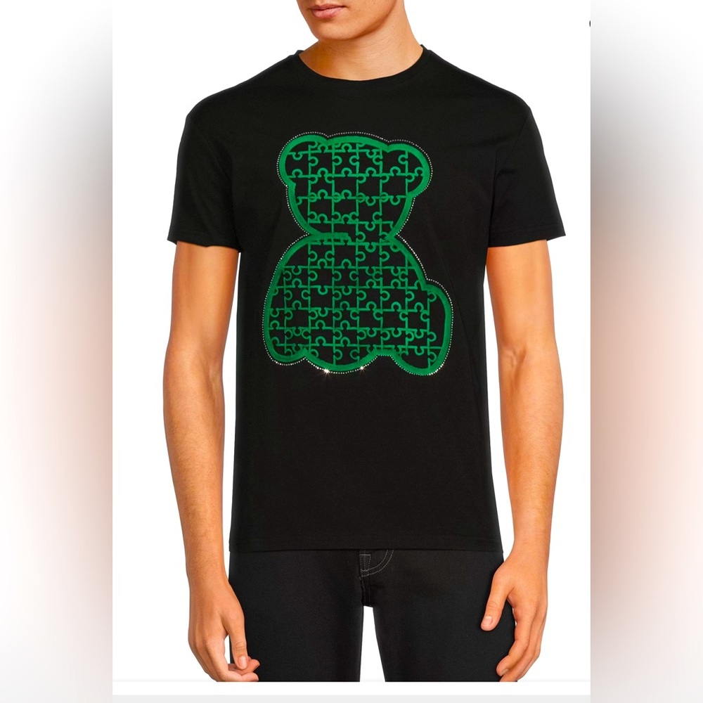 HEADS OR TAILS MEN’S BLACK RHINESTONE TEE W/EMBROIDERED GREEN BEAR-BRAND NEW🍀